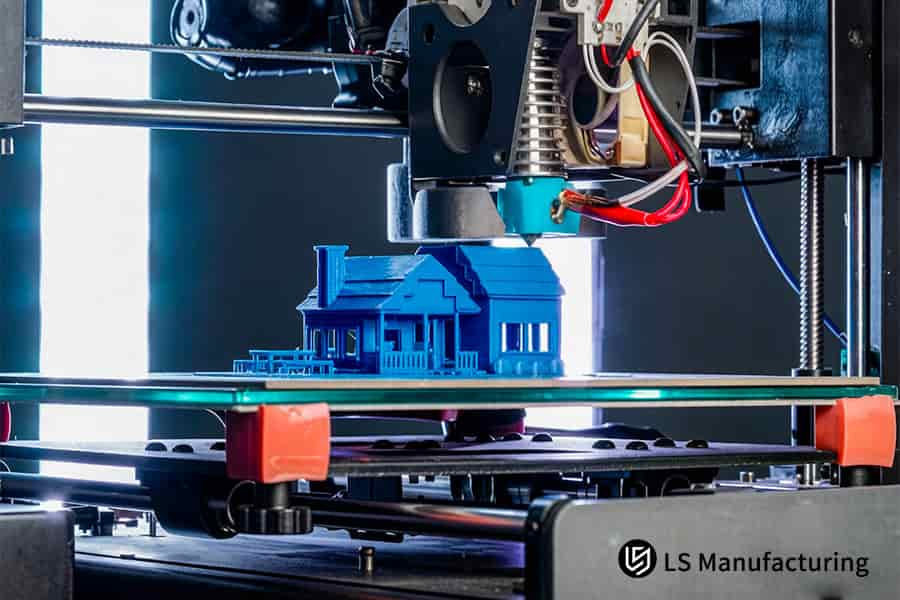 La impresión 3D deposita material ABS azul capa por capa para formar modelos arquitectónicos