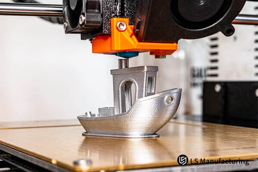 A impressão 3D constrói bloco de motor de alumínio camada por camada com pó de metal em laboratório.