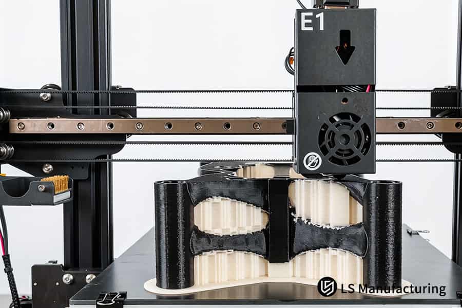 La impresión 3D deposita simultáneamente PVA negro y material blanco para obtener un molde de pajarita de precisión.