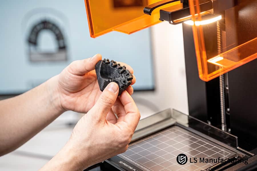 特注部品メーカー向けに、様々なプラスチックや金属で作られた完成品の3Dプリント部品が展示されている。