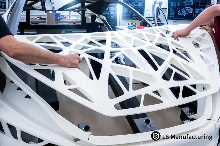 Los diseñadores ensamblan un panel interior ligero con estructura reticular biomórfica sobre el marco de la puerta del automóvil impreso en 3D.