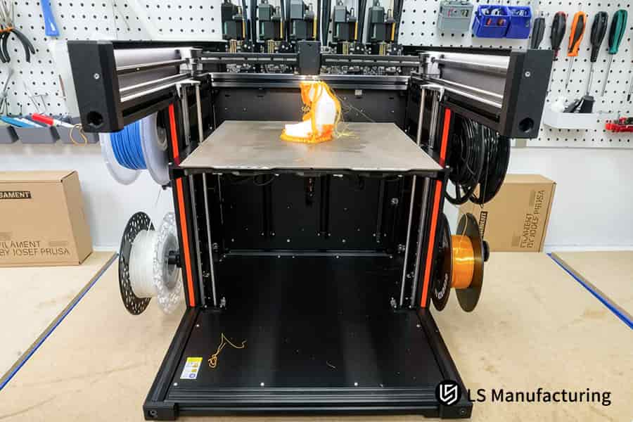 La impresión 3D prueba el filamento naranja flexible produciendo un modelo complejo de medusa para la evaluación del material.