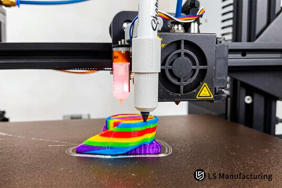 3D-печать создает модели с радужным градиентом с помощью технологии одного сопла.