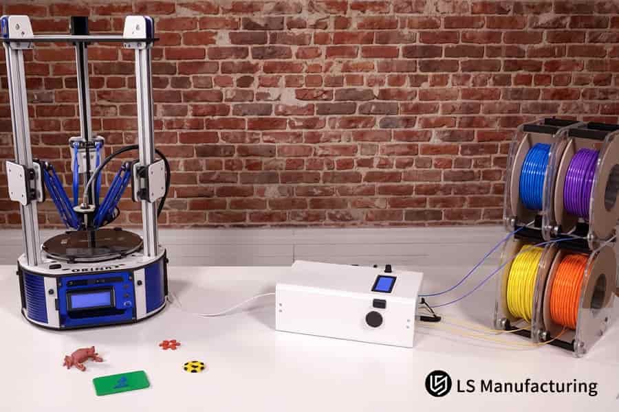 La impresión 3D crea un complejo mecanismo de brazo robótico azul utilizando filamento PLA duradero para pruebas de ingeniería
