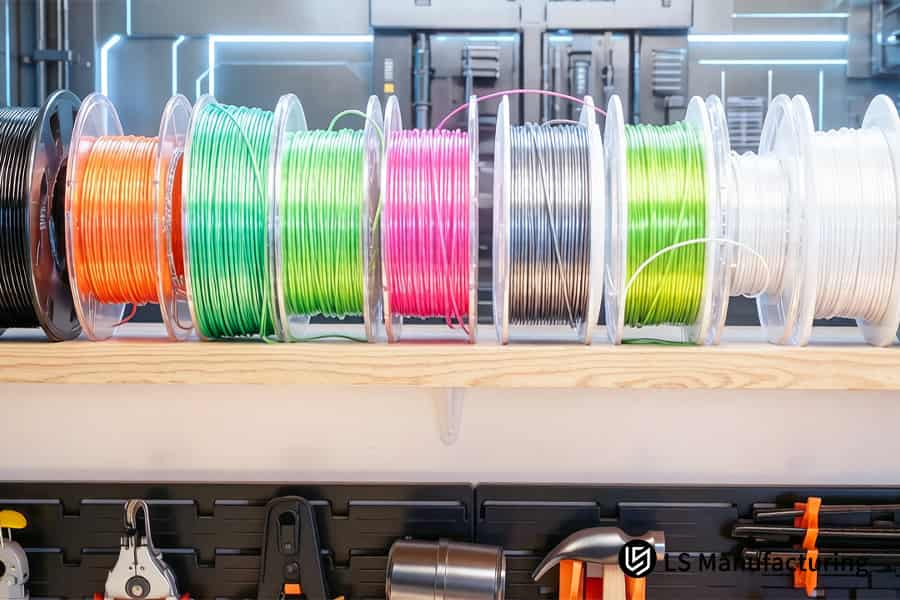 La estación de trabajo organiza varios carretes de filamento PLA coloridos para la producción de fabricación aditiva de múltiples materiales.