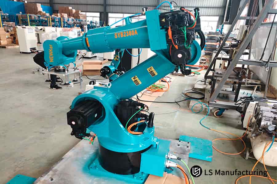 Assemblage d'un bras robotique industriel de haute précision pour les systèmes de fabrication et de logistique automatisés.