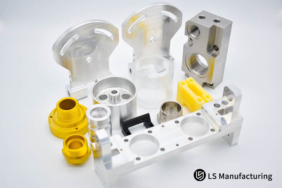 Esposizione di un assortimento di componenti in metallo e plastica personalizzati per servizi di lavorazione CNC di precisione a 5 assi.