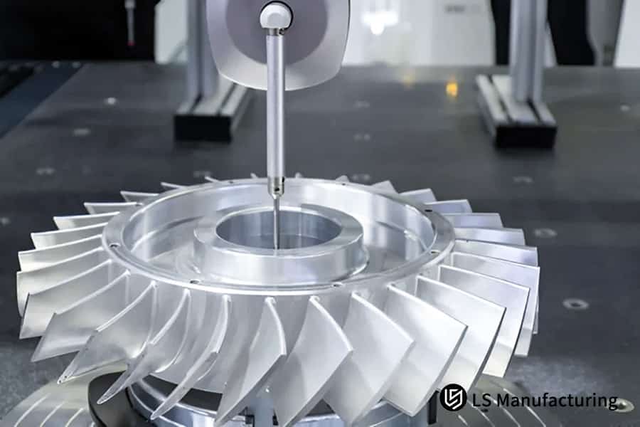 Проверка качества обработки рабочего колеса из металлического сплава для обеспечения точности систем аэрокосмических жидкостей.