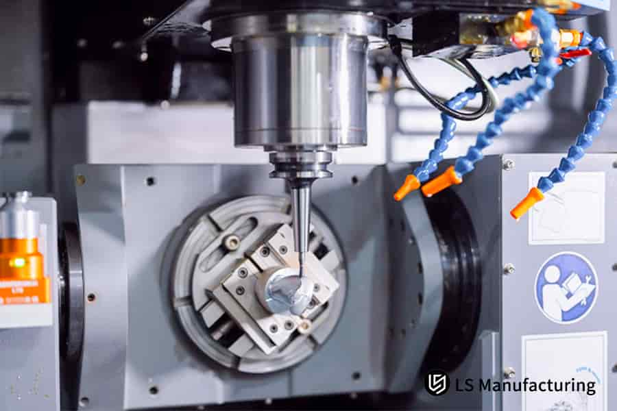 Operación de maquinaria CNC de 5 ejes para componentes de aleación de aluminio de alta tolerancia para proporcionar cotizaciones transparentes de servicios aeroespaciales.