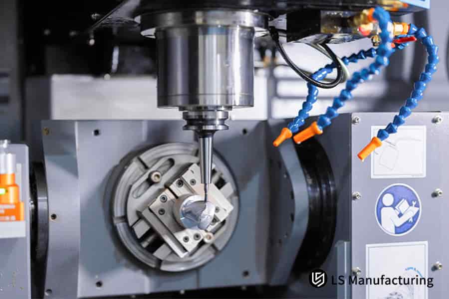 Активная обработка высокоточной заготовки из металлического сплава для оценки услуг по интеграции роботизированной автоматизации.