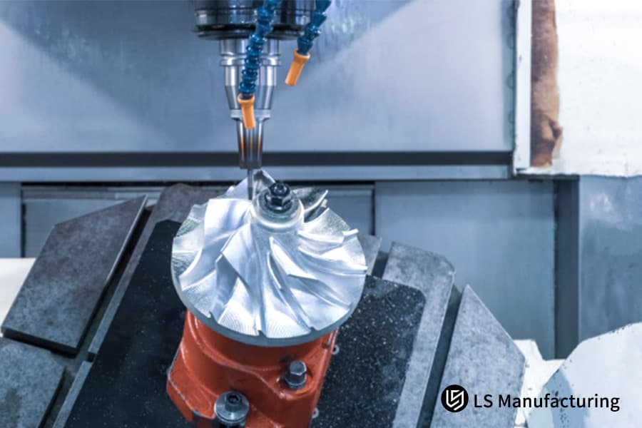 Operazione di lavorazione CNC a 5 assi su titanio di grado aerospaziale per la consegna puntuale di parti aerospaziali personalizzate.