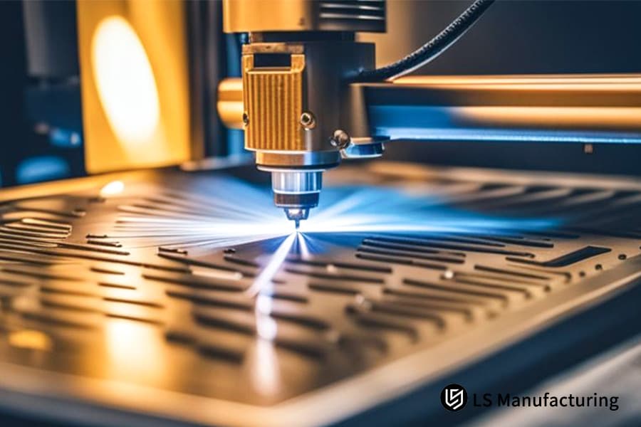 Découpe de tôles perforées en alliage d'aluminium avec un laser bleu pour boîtier électronique ou pièces de châssis.