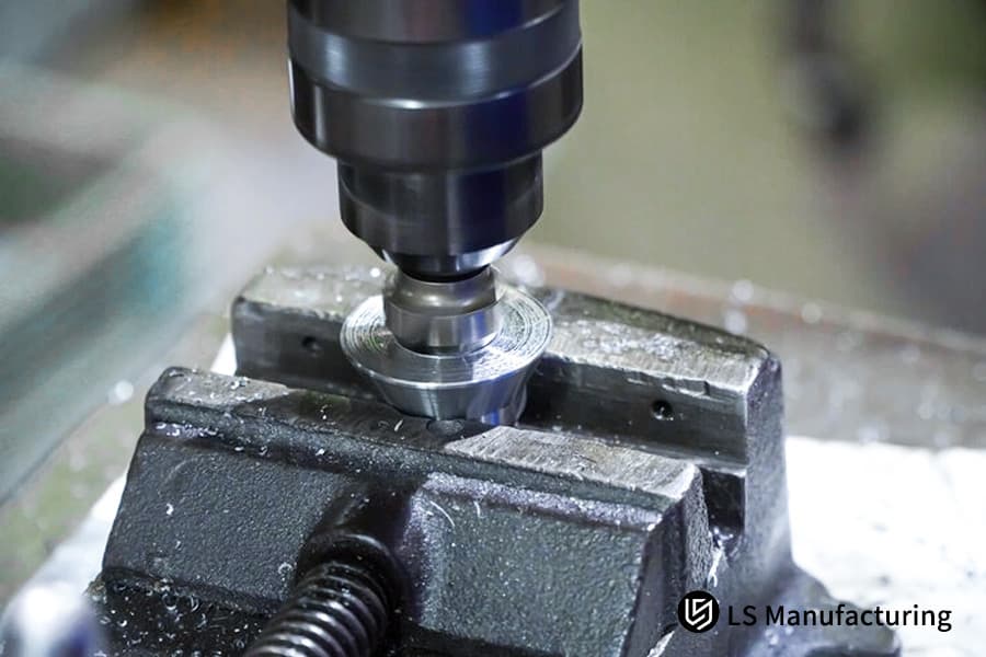 Обработка точной зенковки под углом 82 градуса из нержавеющей стали для сборки крепежа в аэрокосмической отрасли.