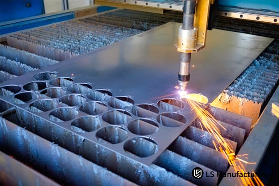 Schneiden einer kundenspezifischen Platte aus kaltgewalztem Stahl für eine industrielle Steuerkonsolenkomponente.