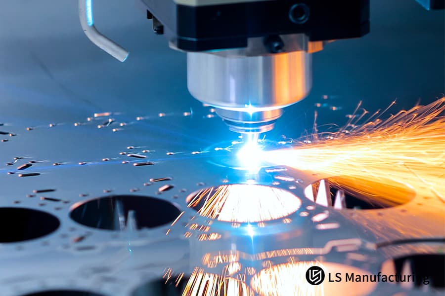 Bearbeitung einer Präzisions-Edelstahlplatte mit einem Laser für kundenspezifische HVAC-Lüftungsplattenkomponenten.