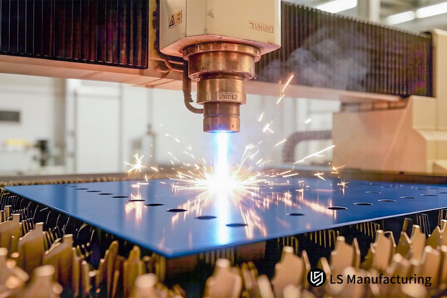 Вырезание точных микроотверстий в листе алюминиевого сплава для изготовления радиаторов компьютеров или телекоммуникаций.