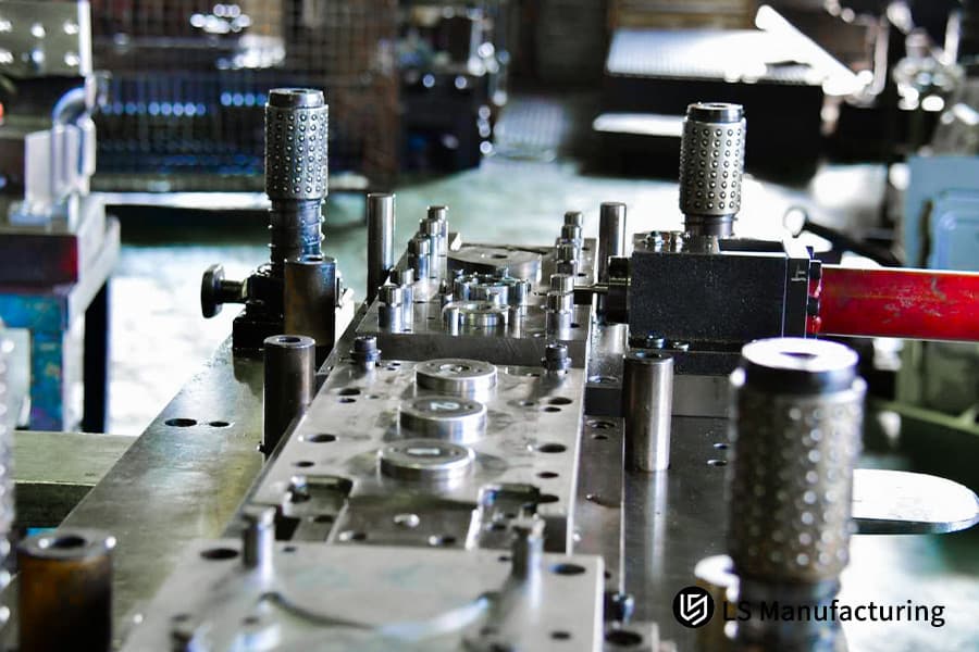 Una pressa ad alta velocità stampa e forma perni in rame al berillio ad alta precisione per sensori di sistemi di carburante aerospaziali.