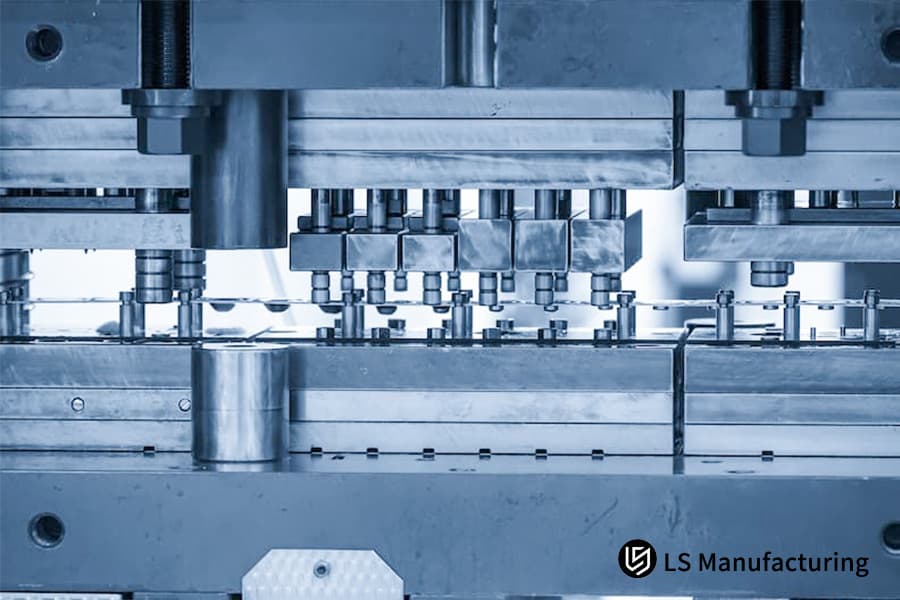 Matrici ad alta precisione formano contemporaneamente sottili contatti in bronzo fosforoso per i moduli antenna degli smartphone.