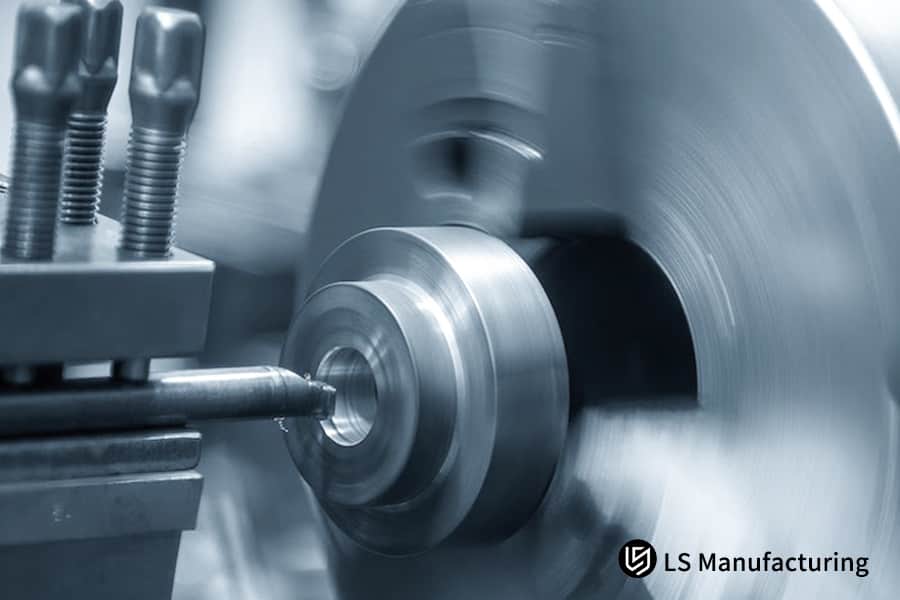 Una pieza pulida gira en un torno industrial preciso de LS Manufacturing.jpg