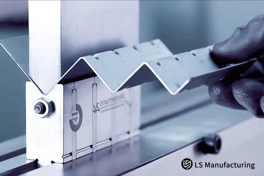 ثني شريط الفولاذ المقاوم للصدأ عالي الدقة للغلاف الإلكتروني أو مكونات الهيكل الصناعي.