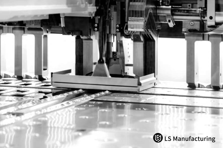 Una pressa ad alto tonnellaggio forma contatti elettrici di precisione dall'acciaio laminato a freddo per le scatole dei fusibili del settore automobilistico.