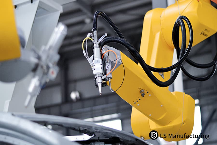 頑丈なロボットベースや構造フレーム用の炭素鋼プレートをロボットレーザーで切断します。