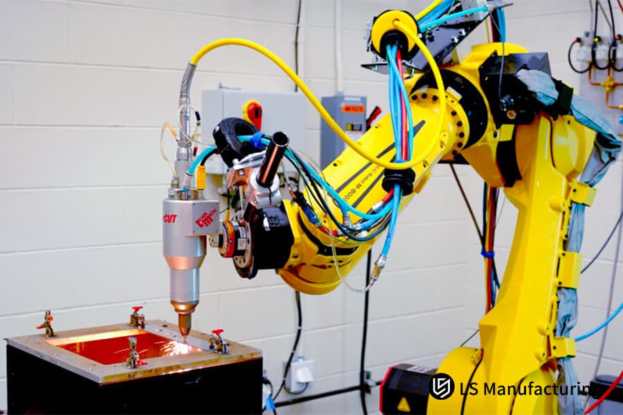 ロボットグリッパーまたはエンドエフェクタープレート用のロボットを使用して、赤色のアルマイト処理されたアルミニウムシートをスライスします。