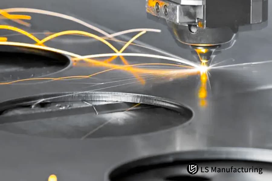 Coupe de matériaux de fabrication de tôles en acier au carbone avec des étincelles intenses pour les supports de montage de machines lourdes.