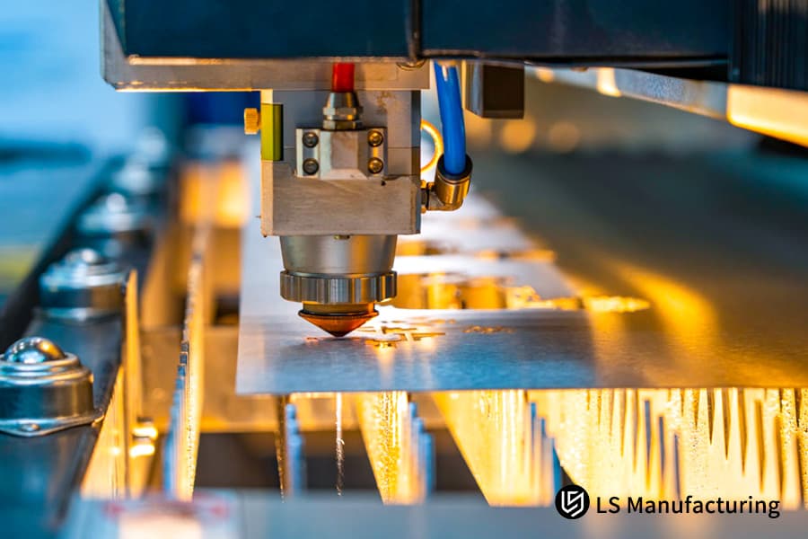 Tôle d'acier inoxydable perçante avec un faisceau laser focalisé pour les écrans filtrants des équipements médicaux.