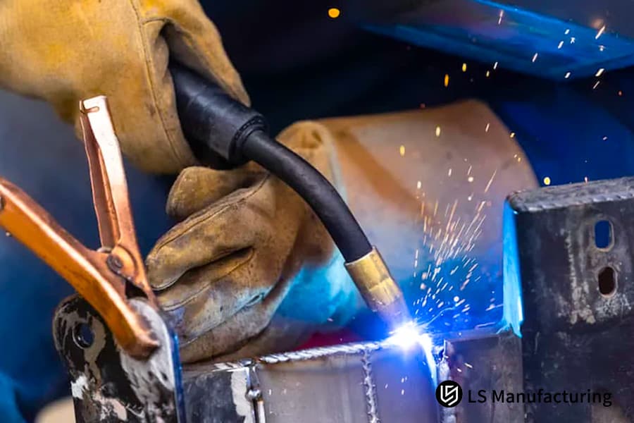 焊工对不锈钢进行高精度 TIG 焊接,用于工业设备制造。