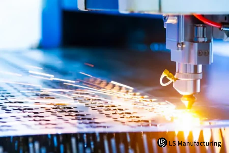 Ein Stickstofflaser schneidet eine vorperforierte Edelstahlplatte für ein Server-Rack-Gehäuse eines Rechenzentrums.