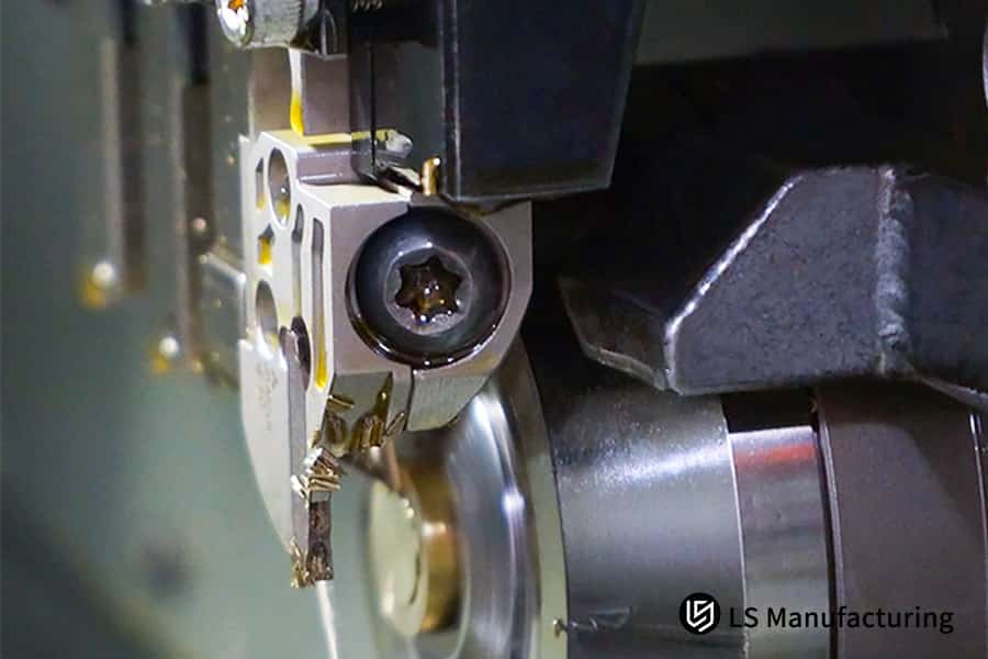 CNC-Bearbeitung eines Präzisionsschneidwerkzeugs für die Herstellung von Luft- und Raumfahrtkomponenten und den Aufbau industrieller Produktion.