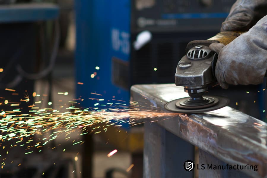 打磨焊接钢缝，以实现结构框架或工业设备的光滑表面。