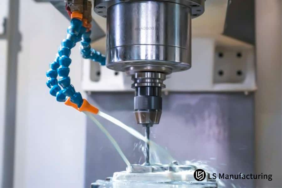 Exposição de peças metálicas usinadas em CNC variadas, fabricadas pela LS Manufacturing.