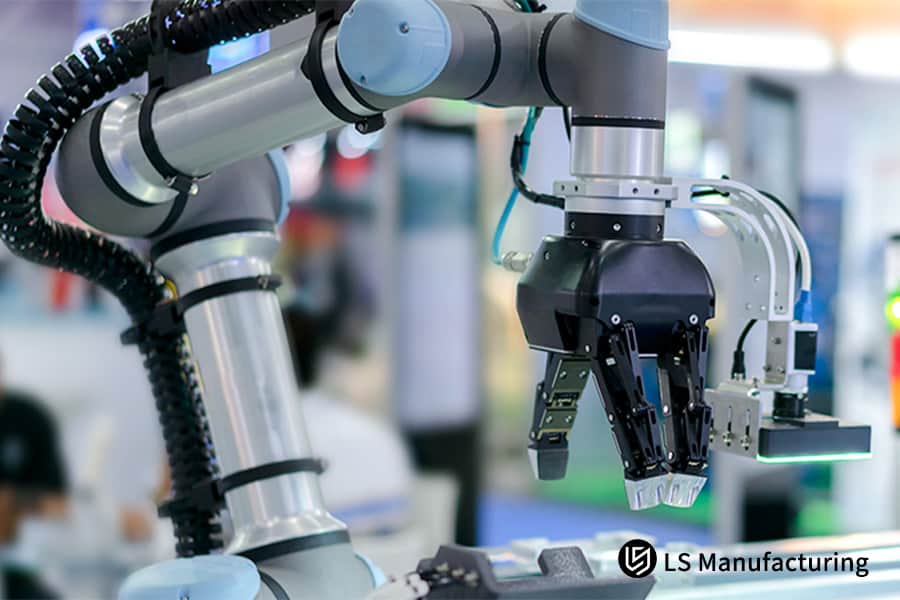 Il braccio robotico di un fornitore globale di servizi di fabbricazione.