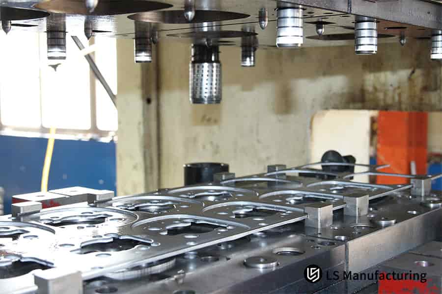 Ligne de production d'emboutissage d'aluminium de précision