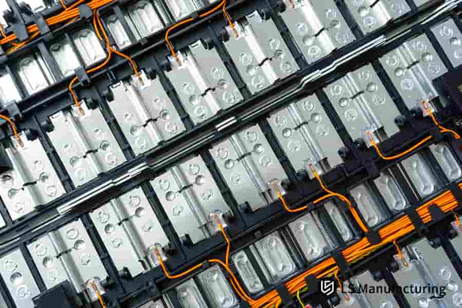 Celdas de batería con cables naranjas en un módulo