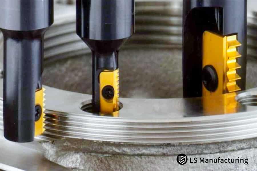 Крупный план золотых резьбонарезных инструментов, используемых компанией LS Manufacturing для нарезания внутренней металлической резьбы.jpg