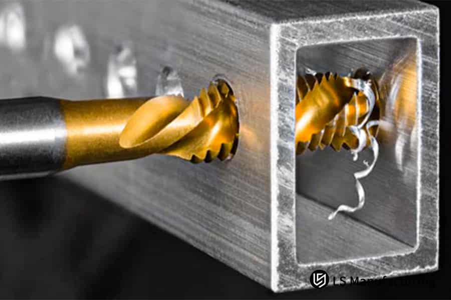 LS Manufacturing 出品的金色螺旋丝锥切削内螺纹的特写照片.jpg