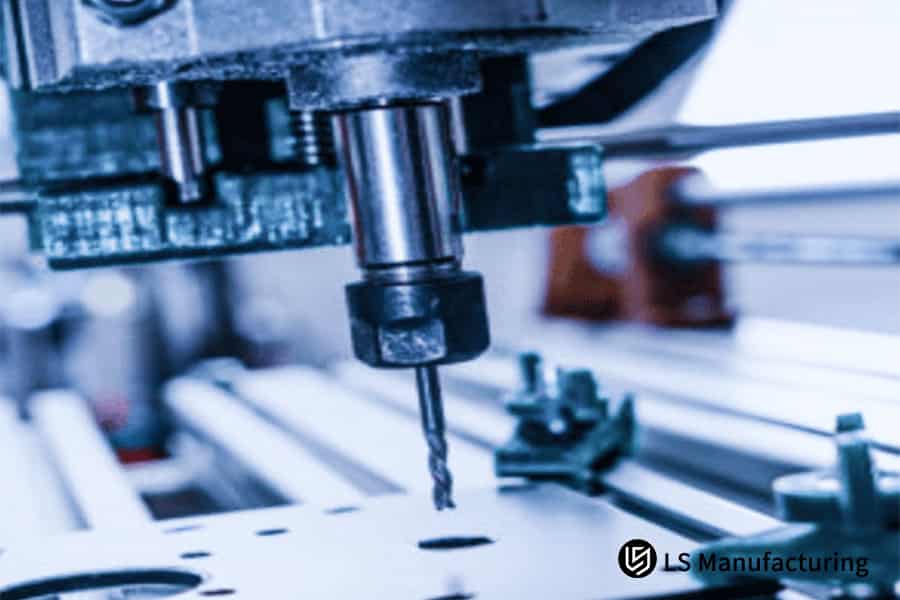 LS Manufacturing公司精密加工供应商正在使用CNC钻孔工具。