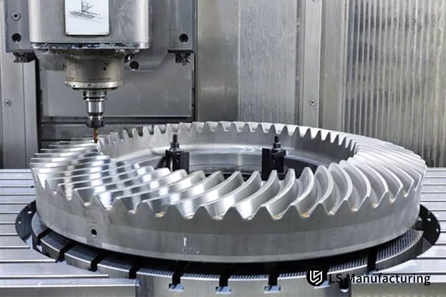 Lavorazione CNC di un grande ingranaggio aerospaziale elicoidale