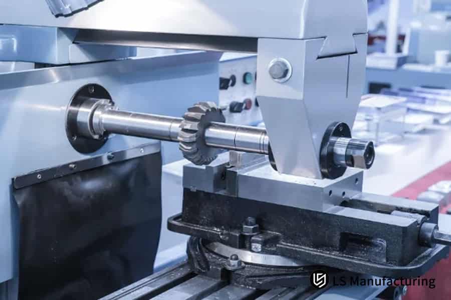 CNC-Drehmaschine bearbeitet präzise ein Metallzahnradbauteil durch LS Manufacturing