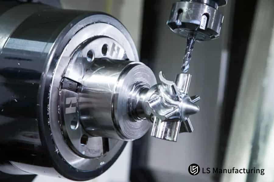 Durchführung präziser Metallbearbeitung für die Herstellung von Luft- und Raumfahrtteilen in der LS Manufacturing-Einrichtung.