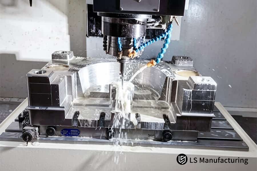 Ein Hersteller kundenspezifischer CNC-Bearbeitungen schleift komplizierte spiralförmige Wasserwege auf Turbospiralen aus Aluminiumlegierung für Rennanwendungen.