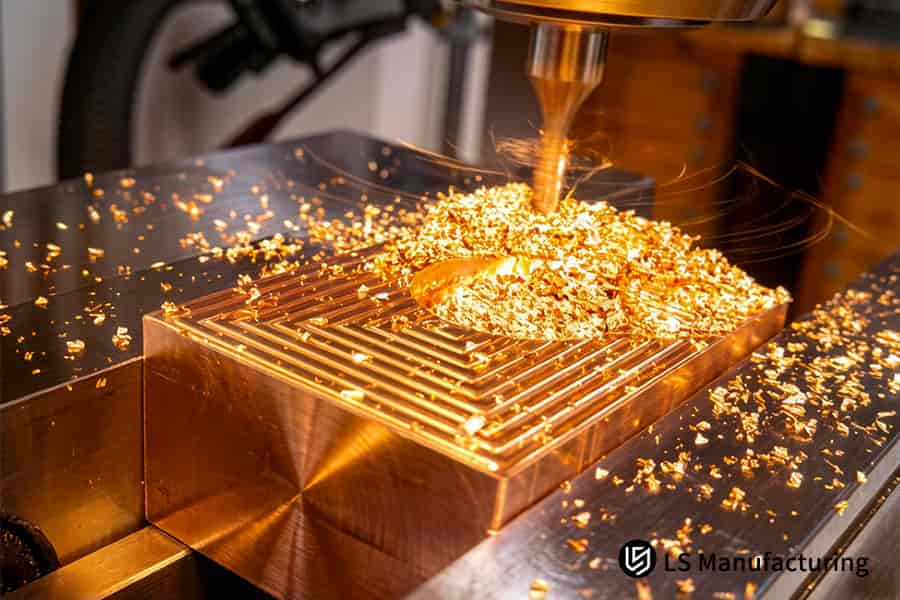 يطبق الطلاء النحاسي المخصص باستخدام الحاسب الآلي طبقة نحاسية رقيقة على المشتت الحراري من الألومنيوم لتحسين التوصيل الحراري.