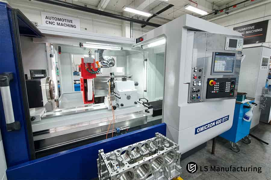 A usinagem CNC dos componentes do motor perfura o bloco de cilindros de alumínio com precisão de 0,01 mm para fabricação de motores.