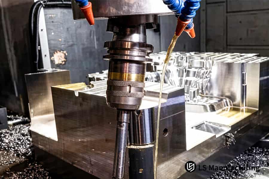 정밀 CNC 가공 서비스는 엔진 조립을 위해 견고한 알루미늄 터보차저 케이스에 정밀 장착 구멍을 뚫습니다.