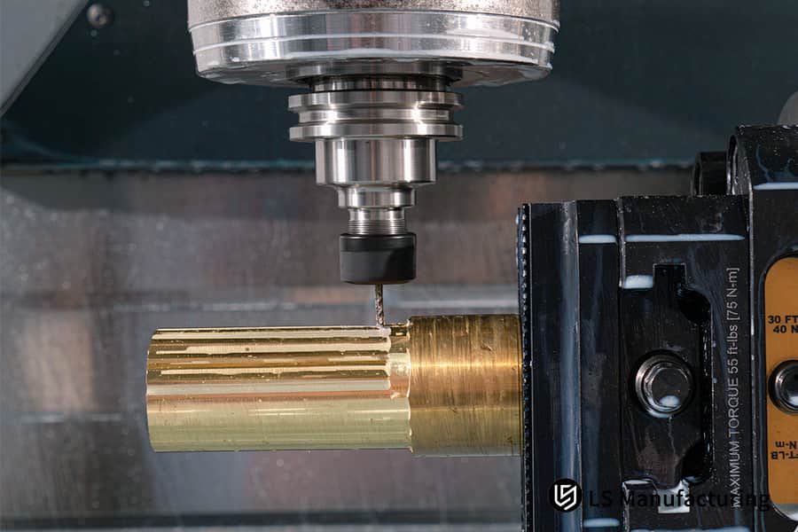 A usinagem CNC personalizada em cobre proporciona uma tolerância de ±0,01 mm nos eixos.
