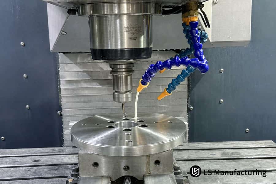 El mecanizado CNC de piezas médicas se realiza en sala limpia conforme a la norma ISO 13485.
