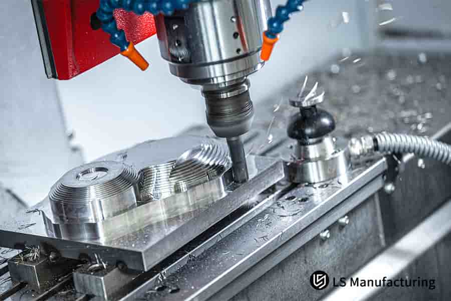 Bearbeitung einer Präzisionsmetallkomponente für die Herstellung von Luft- und Raumfahrtteilen und hochtolerierten Industrieanwendungen.